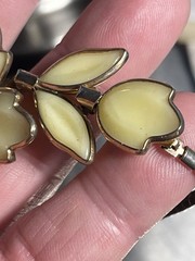 Vintage Signed Crown TRIFARI Poured Glass Bezel Flower Necklace 15.5″ pls read