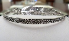 SARDA STERLING SILVER GRANULATED FEATHER SPRING HINGE DELICATE BANGLE BRACELET