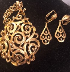 Trifari Rare Trifarium baroque Demi Parure Pendant & Earrings Vin Statement NR!