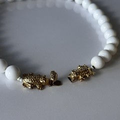 Rare 1974 Mimi di Niscemi Frog Clasp White Bead Choker Necklace Signed Vtg