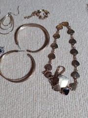 Vintage Jewelry Unbranded Earrings, Broches Gold Tone And Silver Tone 19 Pieces