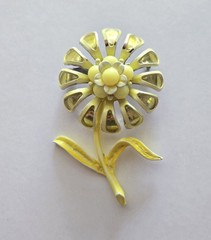 Vintage Mid Century Metal Enamel Flower Brooch Yellow Gold Daisy w/ Stem