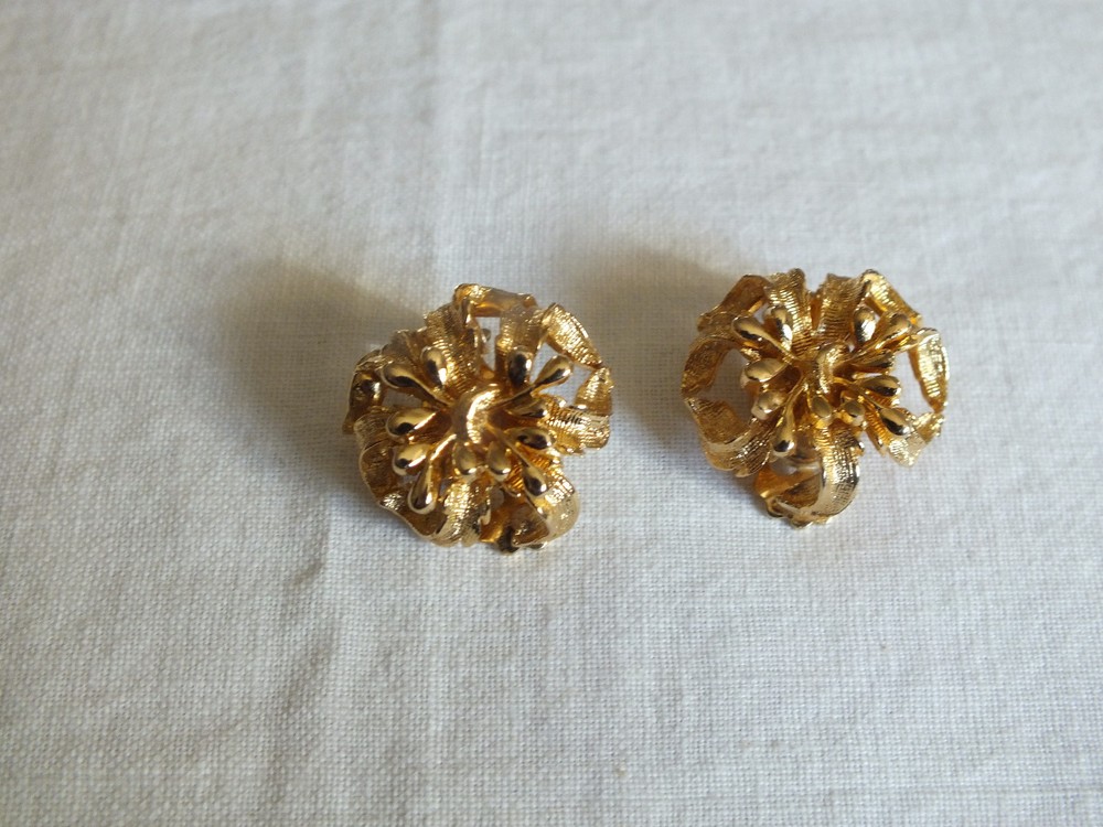 Beautiful Clip Earrings Gold Tone Shiny Matte Textured 7/8 Inch Long NICE