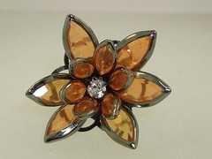 VINTAGE 1970-80’S ADJUSTABLE MOLDED PLASTIC FLOWER W/RHINESTONE RING! COOL PC.
