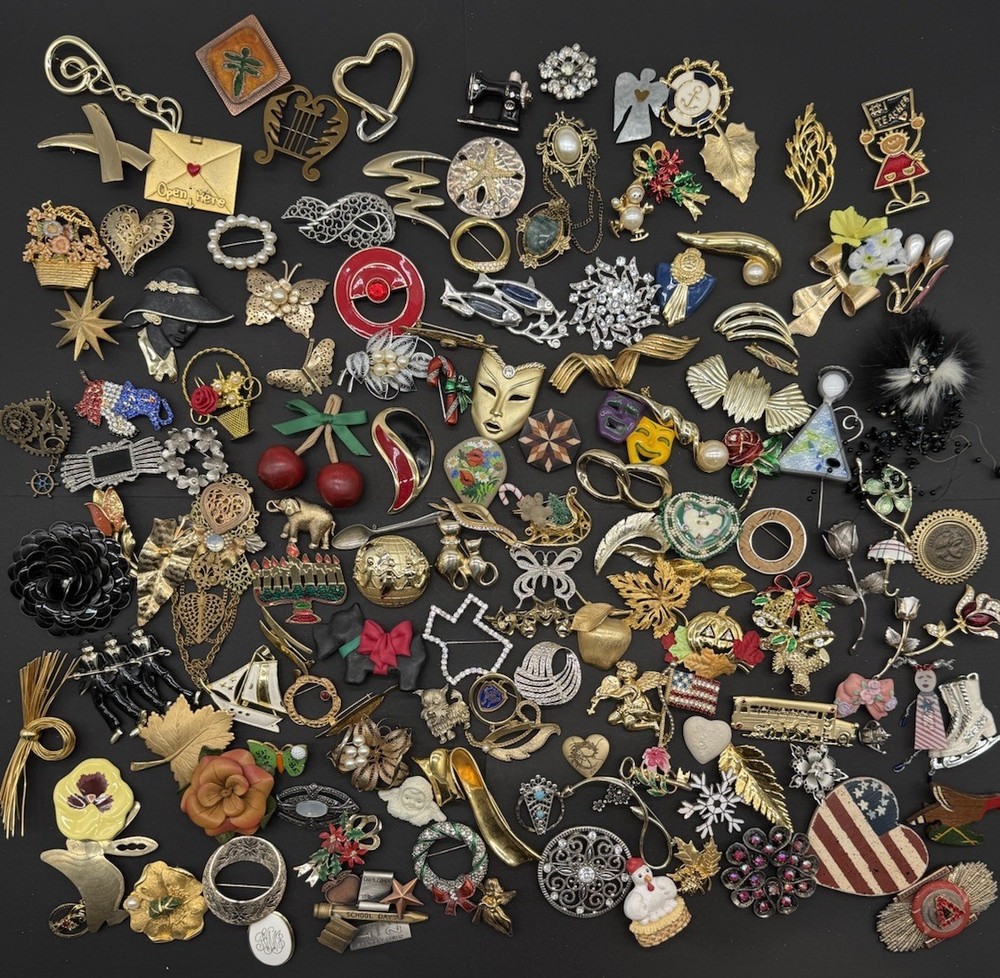 Lot Of 140 Brooches Pins – Many Signed – Silver Gold Tone Wholesale Resell J108a