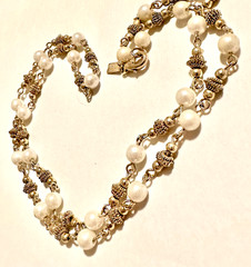 STUNNING VINTAGE SIGNED REVLON PEARL GOLD TONE STATION 24″ NECKLACE CLASSIC