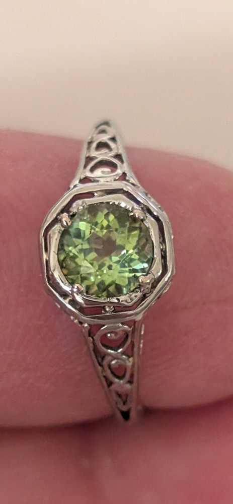 Beautiful 18k White Gold Belais Art Deco Filigree Green tourmaline Ring 4.5