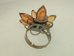 VINTAGE 1970-80’S ADJUSTABLE MOLDED PLASTIC FLOWER W/RHINESTONE RING! COOL PC.