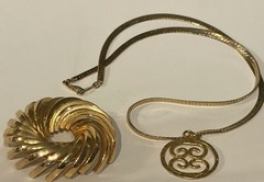 Elegant Vintage Goldtone Jewelry In Art Deco design Container