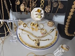 WOW Nice Versatile Vintage/Now Gold Tone Jewelry lot Some Signed