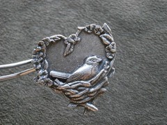 Birds & Blooms Nesting Bird 2004 Vintage Pewter Heart Wreath Pin Brooch 9.3g