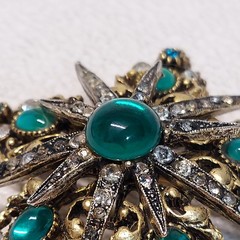 VTG ART Star Snowflake Brooch Green Glass Cab 4.5cm Holiday Christmas Gift