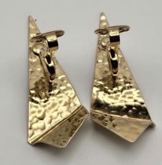 Vintage Crown Trifari Abstract Hammered Gold Tone Clip On Earrings Modernist