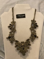 Vintage Chunky Black,Grey, White Stone Fashion Necklace Gold Tone 17-20 1/2 in.