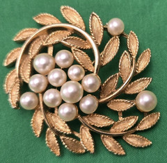 Vintage Signed Lisner Gold Tone Leaves Faux Pearl Brooch Pin 1 3/4″