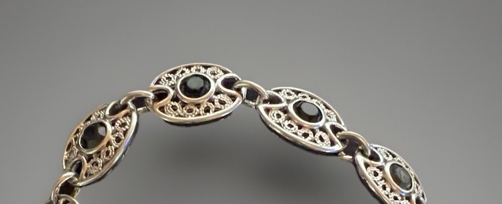 Vintage Emmons Black Faceted Glass Silver Tone Filigree Bracelet Signed 7 In
