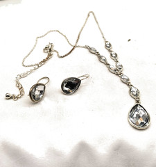 AVON “Mod Faceted” Necklace Gift Set w/Earrings, 2008 in Original Box #71