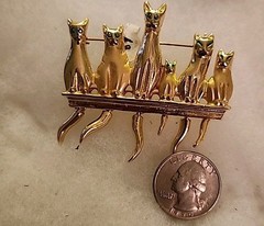 Green Eyed Cats Gold-tone Brooch Pin with Dangling Cat Tails 2.5″