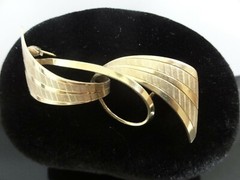 VTG RARE HEAVY GOLD PLATED GERMAN DESIGNER Signed BOW BROOCH