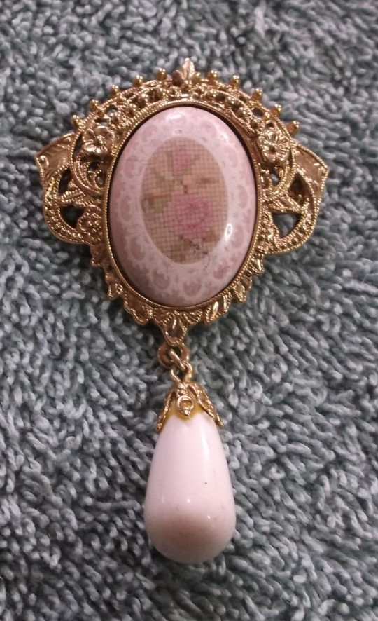 Vintage Goldtone Dangle Pin With A White Stone & Floral Design Inset