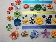ViNTaGE 44 PiEcE MeTaL ENaMeL FLoWeR (33 PiN/10 ER/1 RiNg) LoT/CoLLecTiOn *READ*