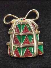 Estate Gold Tone Stack Of Christmas Gifts – Presents Holiday Enamel Pin / Brooch