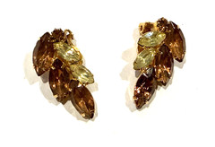 VINTAGE AMBER BROWN YELLOW NAVETTE RHINESTONE MAPLE LEAF 1.25″ Clip On Earrings