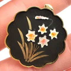 Vintage Flower Design Black Gold Tone Ladies Floral Brooch Pin Pendant