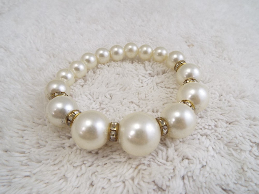 Rhinestone White Bead Stretch Bracelet (D14)