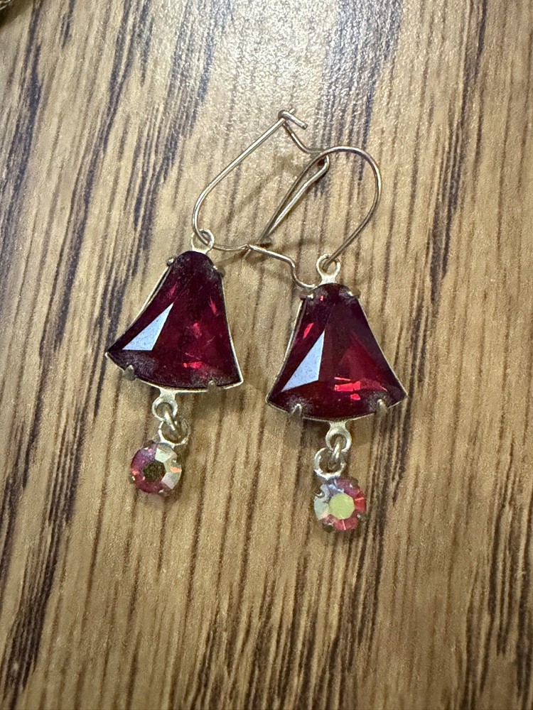 Vintage Weiss Ruby Red Aurora Borealis Rhinestone Clip On Earrings Gold Tone