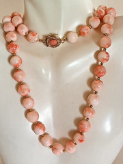 ESTATE ANGEL SKIN BLUSH CORAL 10 MM GOLD 26″ LONG 78 GR GOLD SPACERS NECKLACE