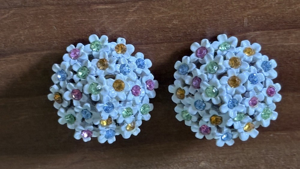 Vintage ART White Enamel Daisy Cluster Clip On Earrings Pastel Rhinestones 1”