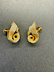 Vintage 1950’s signed Lisner Gold Tone Swirl Rhinestone Screw Back Earrings