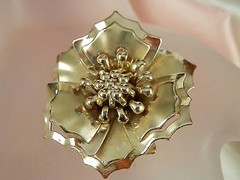 Very Pretty Vintage 1950s-60s Gold Tone Flower Earrings 595JE4