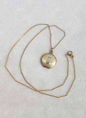 Vintage 40s 14k Gold Filled “M” Monogram BB Co Striped Locket Pendant Necklace
