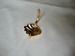 VTG 1970s SCALLOPED SEASHELL GOLD TONE HINGED W/ SAFETY CATCH DRESS/SCARF CLIP
