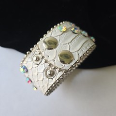 Vintage 80s Genuine Leather AB Glass Rhinestones Bangle Snaps Bracelet 7-7.5″ Wt