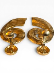 VINTAGE GOLD-TONE SWIRL DANGLE CLIP-ON EARRINGS 1980s