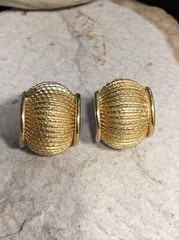 Vintage I.N.A.R Gold tone Ribbed Scalloped Clip on Earrings 15.3g, 1 1/8″ Italy