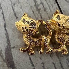 Vintage Three Cats CASUAL CORNER Gold Tone Pin Brooch Cat Jewelry
