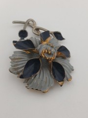 1930s 3.5 in gold tone 3D gray black enamel Flower design fur/dress clip