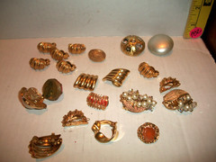 LOT OF UNMARKED SCRAP JEWELRY CLIP EARRINGS MATERIALS VARY FOR CRAFTS 19 PIECES