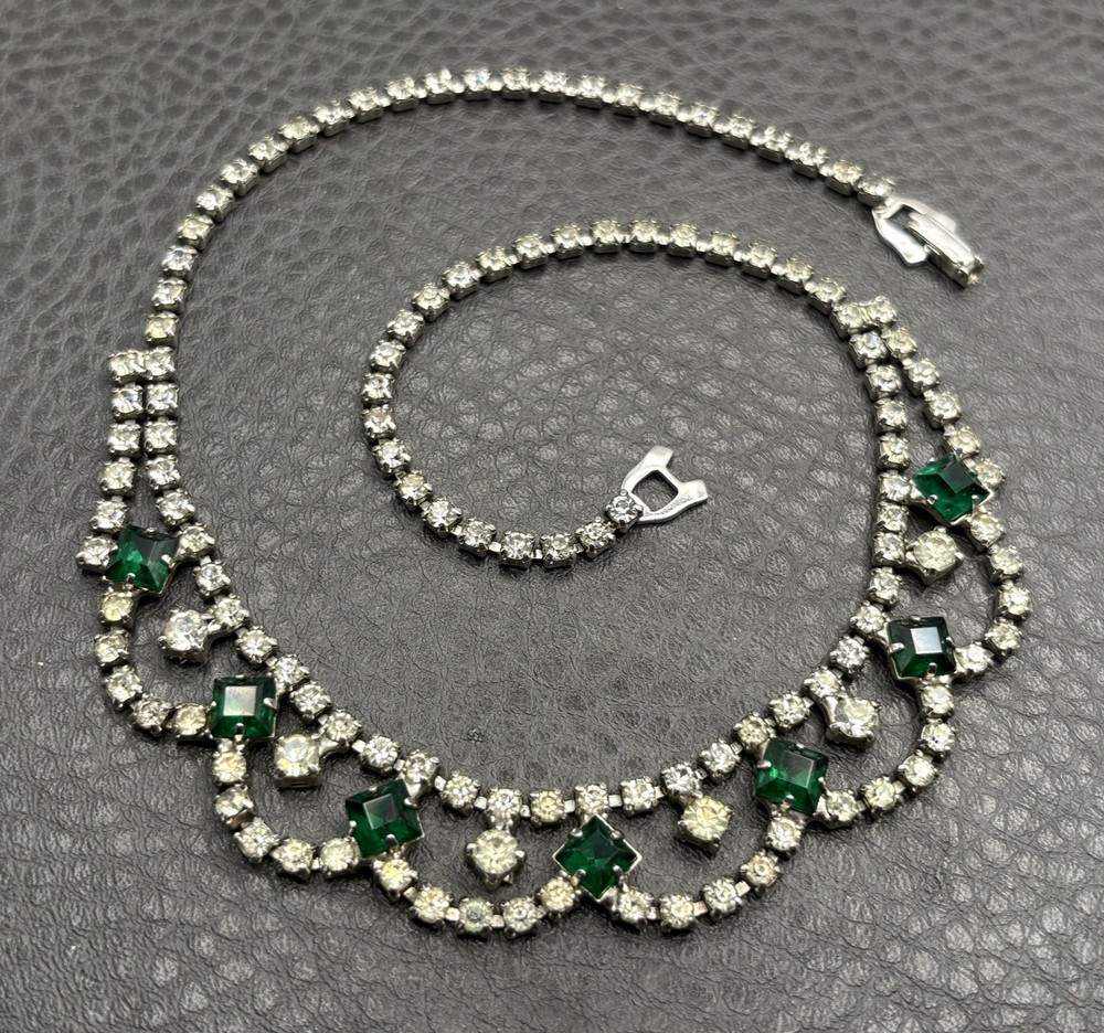 Vintage Art Deco Green Faux Emerald Crystal Rhinestone Bib Necklace Scalloped