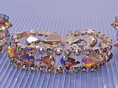 Vtg Juliana D&E Vintage 60s Figural Gold tone Bracelet 7″ & Clip Earrings Set