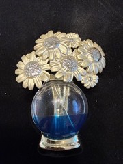 VINTAGE AJC AMERICAN JEWELRY CHAIN DAISY FLOWER BOUQUET VASE BROOCH 2.25″