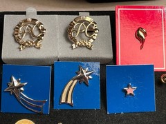 AVON SERVICE AWARD LOT ,PRESIDENT CLUB, RISING STAR, PINS ETC. AV16