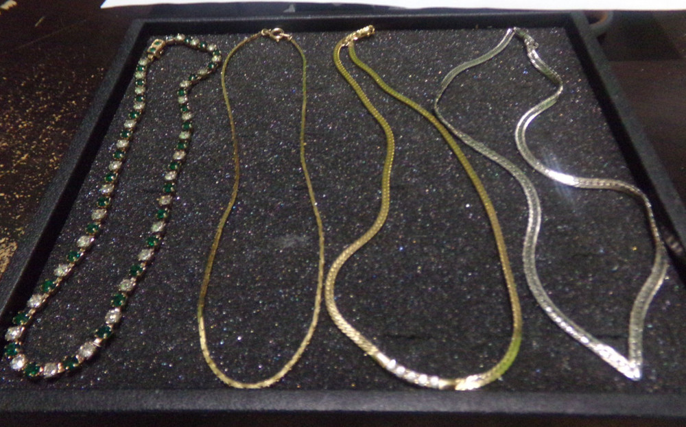 VINTAGE CHAIN NECKLACE LOT OF 4 LOT A