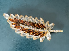 VINTAGE JULIANA DELIZZA & ELSTER AMBER and CLEAR RHINESTONE LEAF BOOCH 4″ LONG