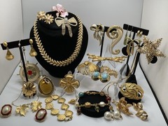 29 Pcs Vintage Gold Tone High End Jewelry Brooch Necklace Earrings Bracelet Lot