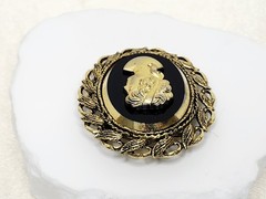 Vintage Victorian Gold Tone Black Glass Cameo Brooch